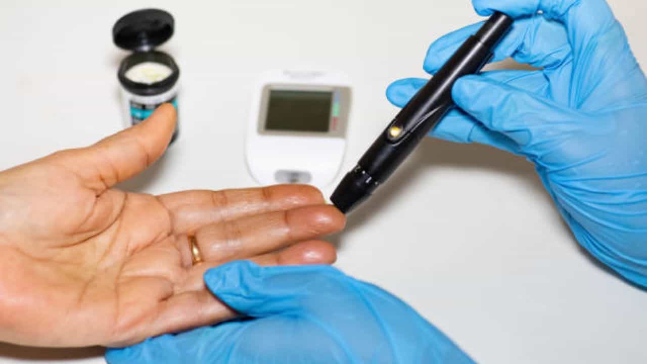 Diabetes Care: গরম বাড়তেই শরীর আরও অসুস্থ হয়ে পড়েছে? সুগার ফল্ট করছে না তো! Diabetes Care: গরম বাড়তেই শরীর আরও অসুস্থ হয়ে পড়েছে? সুগার ফল্ট করছে না তো!