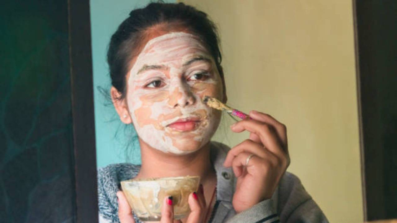 Oily Skin Care: ত্বকে তেলতেলে ভাব বাড়ায় কী করবেন বুঝতে পারছেন না? মাটি মাখুন মুখে