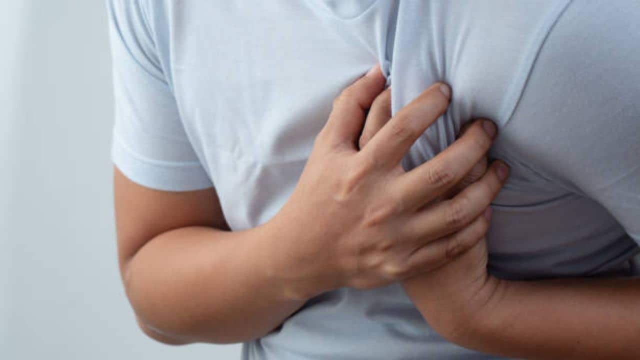 Heart Attack: তপ্ত দুপুরে রাস্তায় বেরোলে হতে পারে হার্ট অ্যাটাক, অত্যধিক গরমে কীভাবে এড়াবেন হৃদরোগের ঝুঁকি?