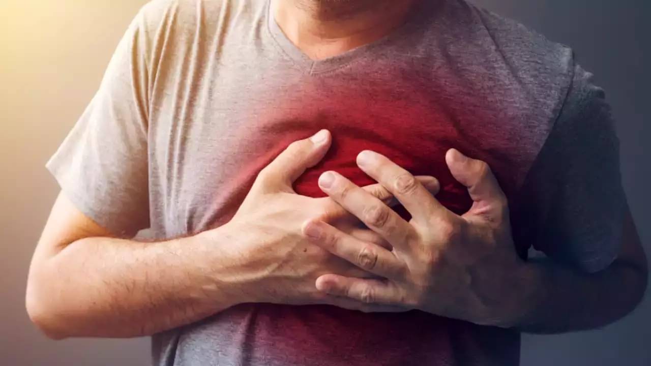 Heart Attack Symptoms: বুকে ব্যথা হার্ট অ্যাটাকের লক্ষণ নাকি গ্যাসের সমস্যা? কীভাবে বুঝবেন বিশেষজ্ঞের থেকে জেনে নিন