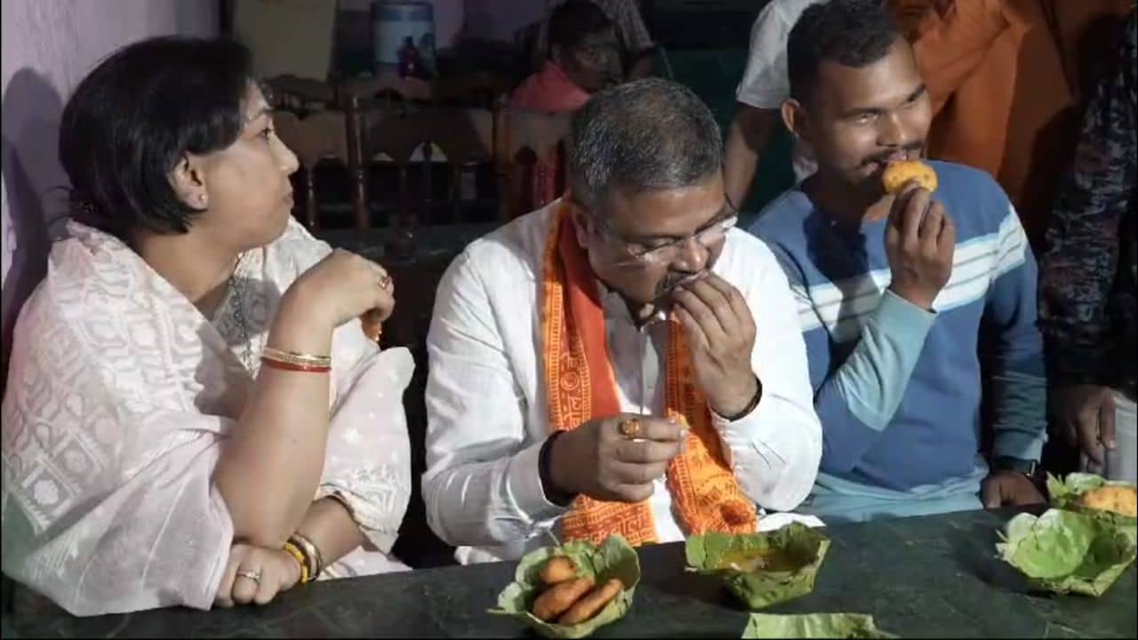 Dharmendra Pradhan: পুরনো বন্ধু ঋষিকেশের দোকানে হাজির ধর্মেন্দ্র প্রধান, শালপাতার ঠোঙায় খেলেন ঘুগনি