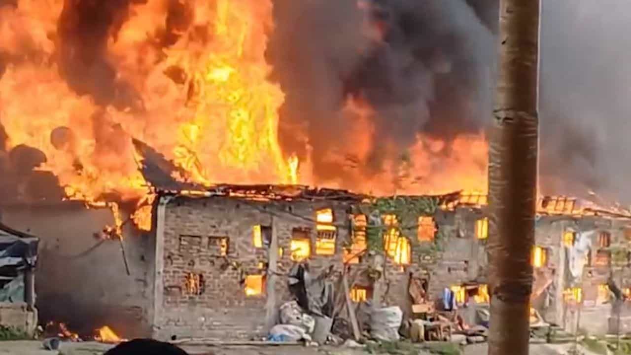 Fire at Dumdum: একের পর এক সিলিন্ডার বিস্ফোরণ, দাউ দাউ করে জ্বলছে দমদমের বস্তি, হাহাকার শতাধিক পরিবারে Fire at Dumdum: একের পর এক সিলিন্ডার বিস্ফোরণ, দাউ দাউ করে জ্বলছে দমদমের বস্তি, হাহাকার শতাধিক পরিবারে
