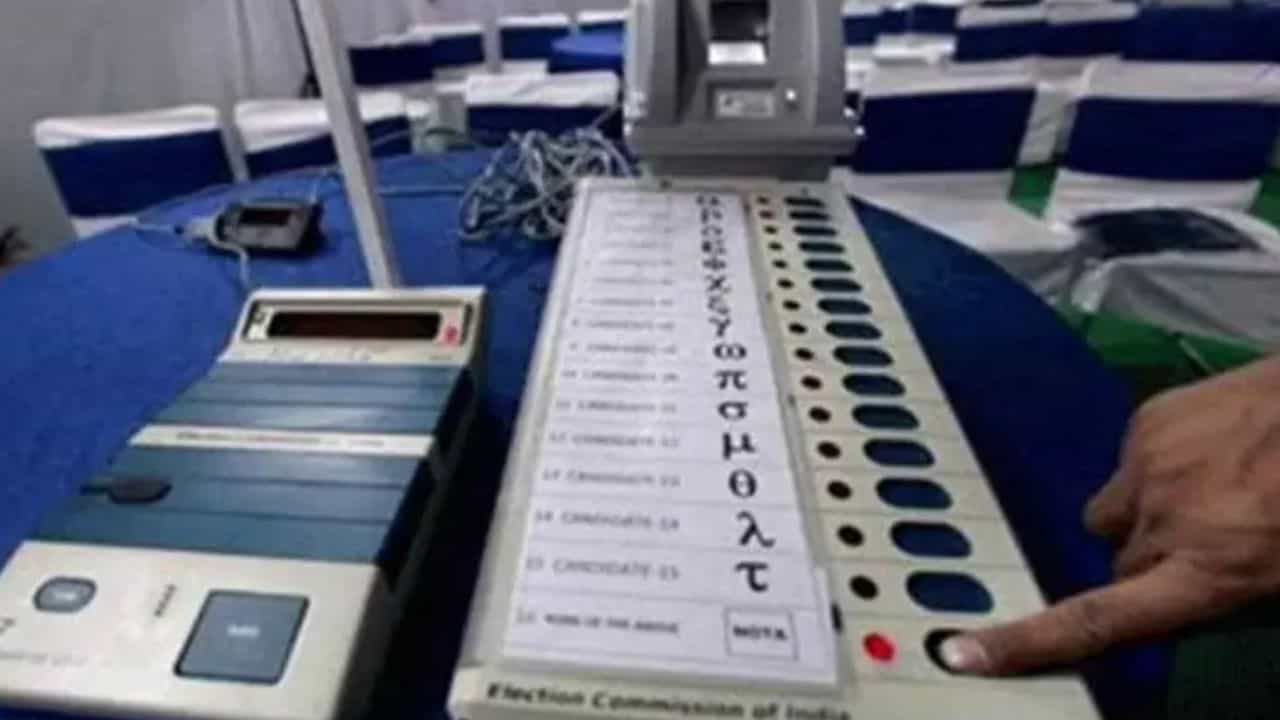 Lok Sabha Elections: তৃণমূলের প্রতীকে ছেটানো পারফিউম, আঙুল শুঁকলেই... অভিনব অভিযোগ শীতলকুচিতে Lok Sabha Elections: তৃণমূলের প্রতীকে ছেটানো পারফিউম, আঙুল শুঁকলেই... অভিনব অভিযোগ শীতলকুচিতে