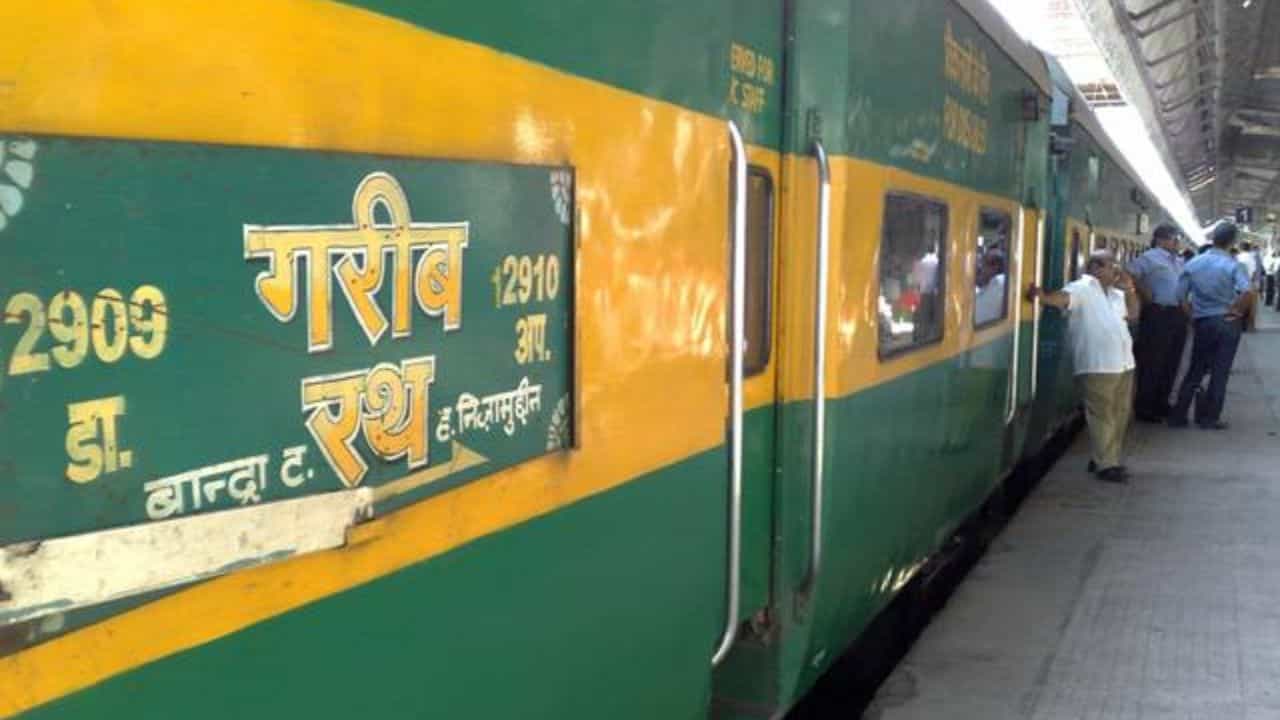 Garib Rath Train: গরিব রথ-এই এবার বন্দে ভারতের স্বাদ! কী সিদ্ধান্ত নিল রেল Garib Rath Train: গরিব রথ-এই এবার বন্দে ভারতের স্বাদ! কী সিদ্ধান্ত নিল রেল