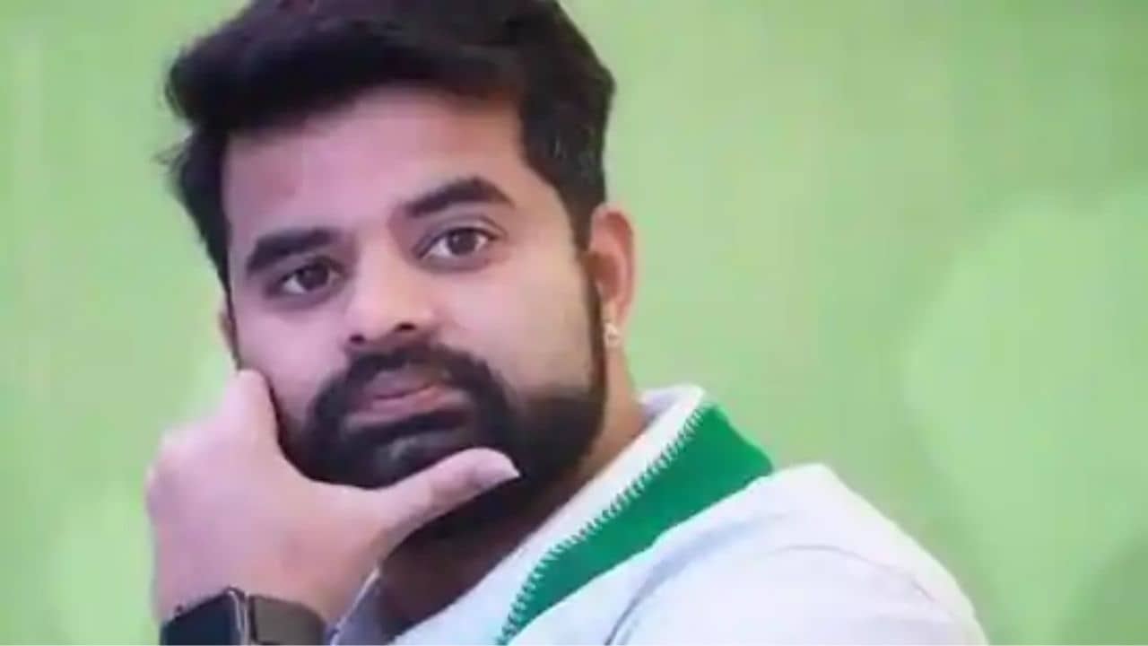 Prajwal Revanna suspended: ভোটের মাঝে বড় সিদ্ধান্ত, সেক্স টেপ বিতর্কে দল থেকে সাসপেন্ড প্রাক্তন প্রধানমন্ত্রীর নাতি