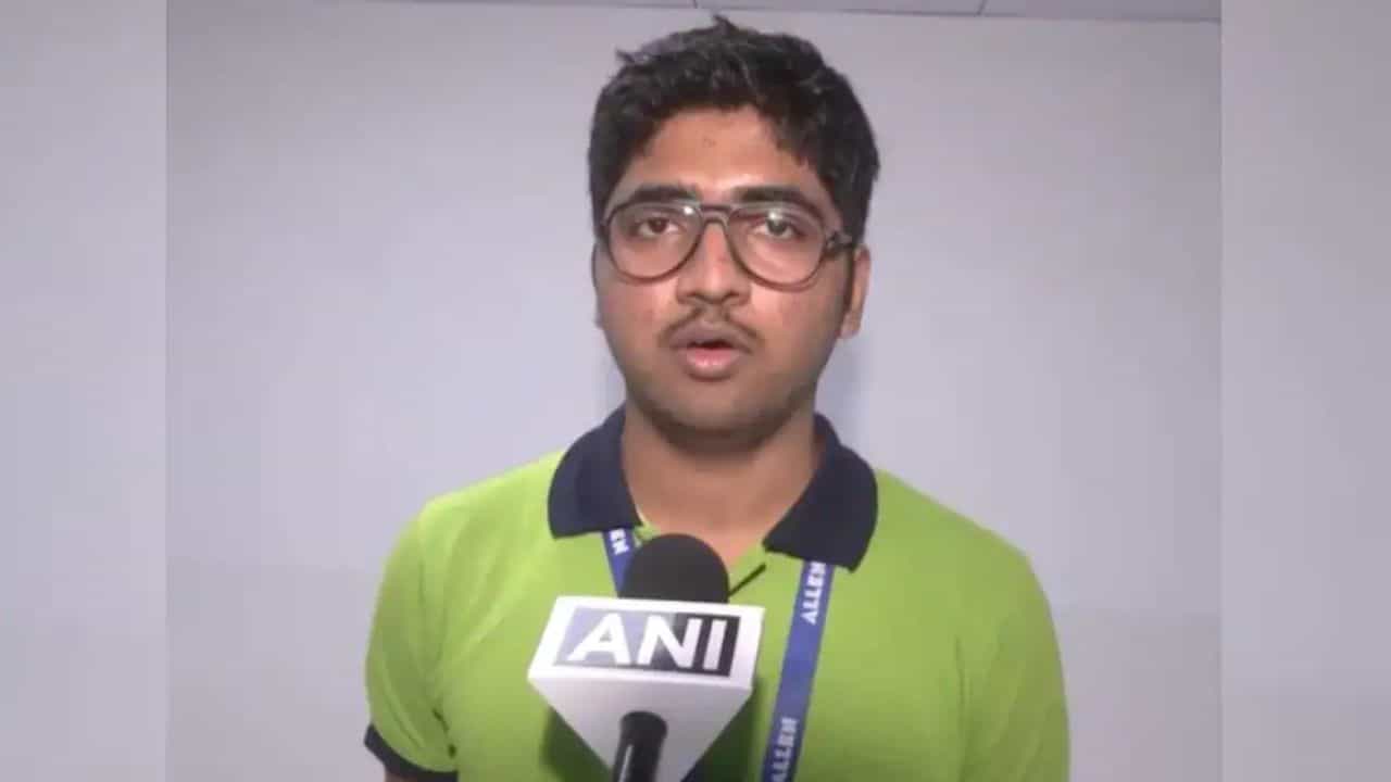 All India JEE Result: কৃষক পরিবারের ছেলে নীলকৃষ্ণ দেশের মধ্য়ে প্রথম, ভোর ৪টেয় উঠে কী ছিল তাঁর রুটিন All India JEE Result: কৃষক পরিবারের ছেলে নীলকৃষ্ণ দেশের মধ্য়ে প্রথম, ভোর ৪টেয় উঠে কী ছিল তাঁর রুটিন