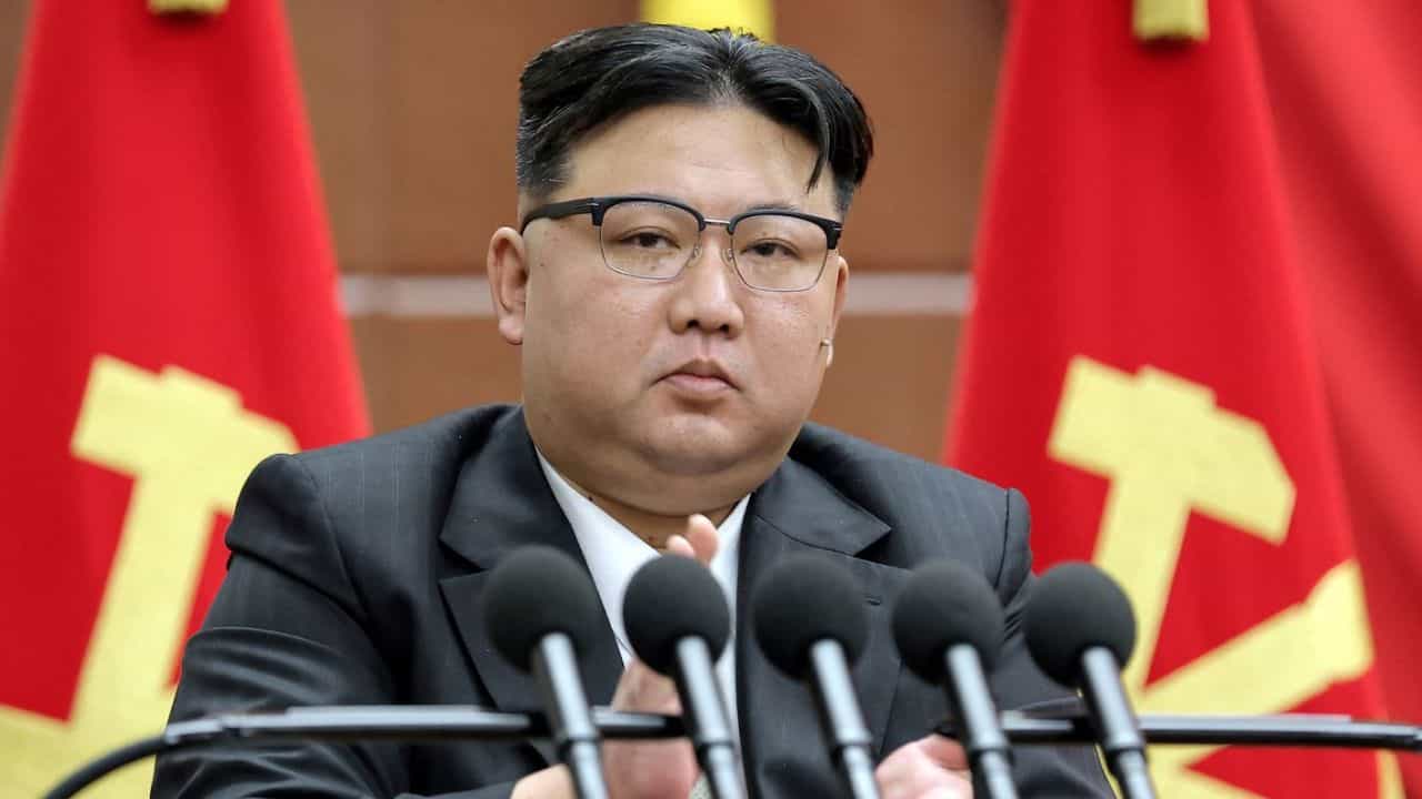 Kim Jong Un: বিশ্বের মাত্র ৩টি দেশের হাতে আছে সেই অস্ত্র, কেমন মিসাইল বানালেন কিম জং উন Kim Jong Un: বিশ্বের মাত্র ৩টি দেশের হাতে আছে সেই অস্ত্র, কেমন মিসাইল বানালেন কিম জং উন