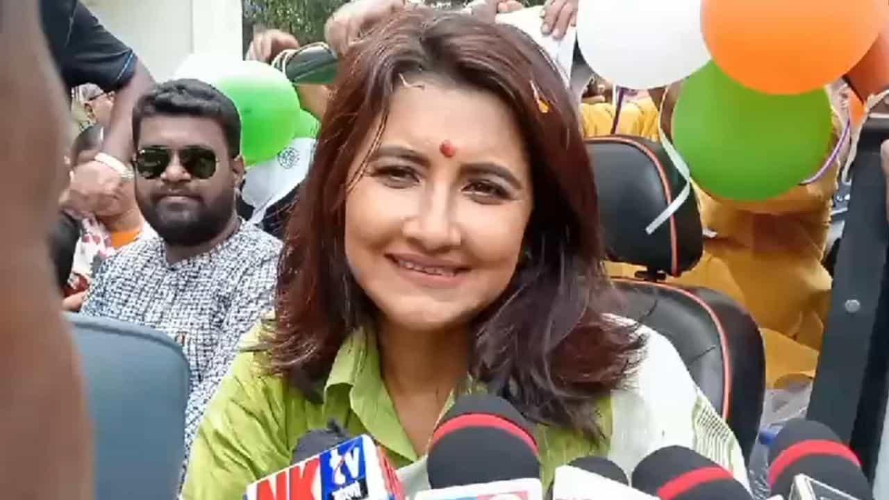 Rachana Banerjee: 'সিঙ্গুরের ঘাস খেয়ে ভাল দুধ দিচ্ছে গরু', কেন বলেছিলেন এমন কথা? এবার ব্যাখ্যাও দিলেন রচনা Rachana Banerjee: 'সিঙ্গুরের ঘাস খেয়ে ভাল দুধ দিচ্ছে গরু', কেন বলেছিলেন এমন কথা? এবার ব্যাখ্যাও দিলেন রচনা