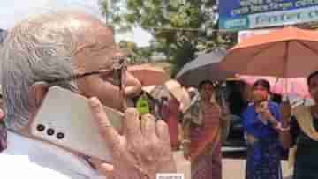 Sougata Roy: হঠাৎ ঘিরে ধরলেন মহিলারা, মাঝ রাস্তায় নেমেই ফোন সৌগত রায়ের