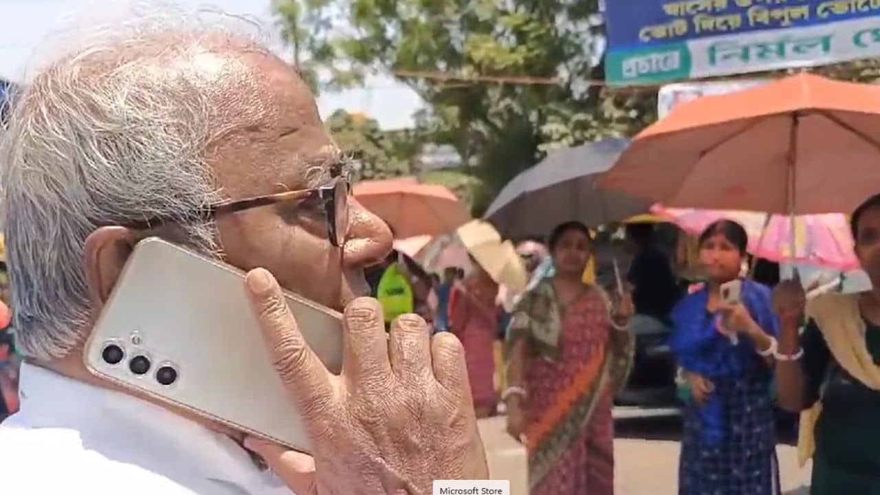 Sougata Roy: হঠাৎ ঘিরে ধরলেন মহিলারা, মাঝ রাস্তায় নেমেই ফোন সৌগত রায়ের