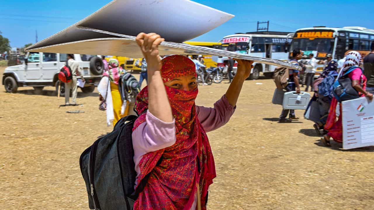 Kolkata Heat Wave: কলকাতা যেন গরম তাওয়া! আজও সেঁকবে, তৈরি থাকুন... Kolkata Heat Wave: কলকাতা যেন গরম তাওয়া! আজও সেঁকবে, তৈরি থাকুন...
