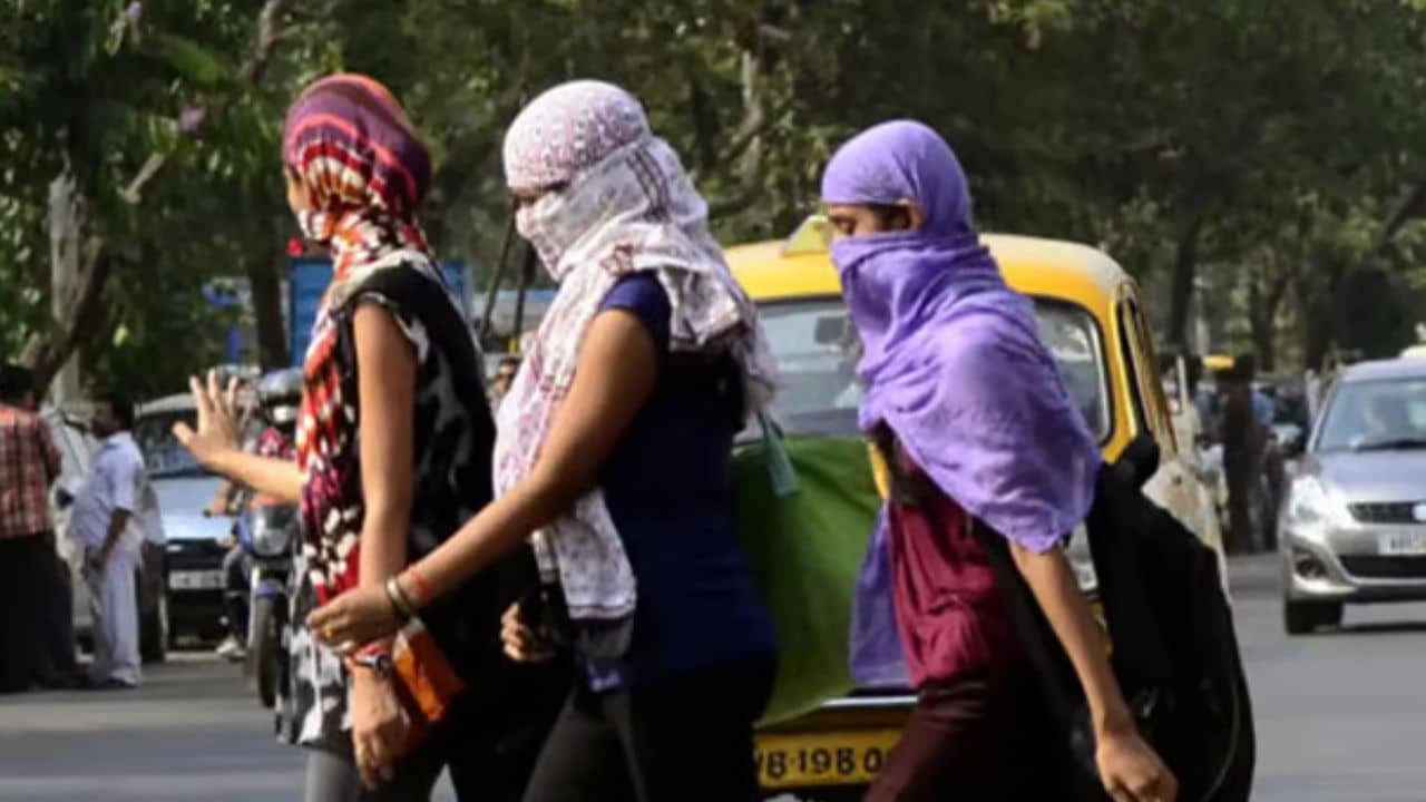 Weather Update: উত্তরে বৃষ্টি, দক্ষিণে ফের তাপপ্রবাহের সতর্কতা, হাওয়া বদলাবে কবে থেকে?