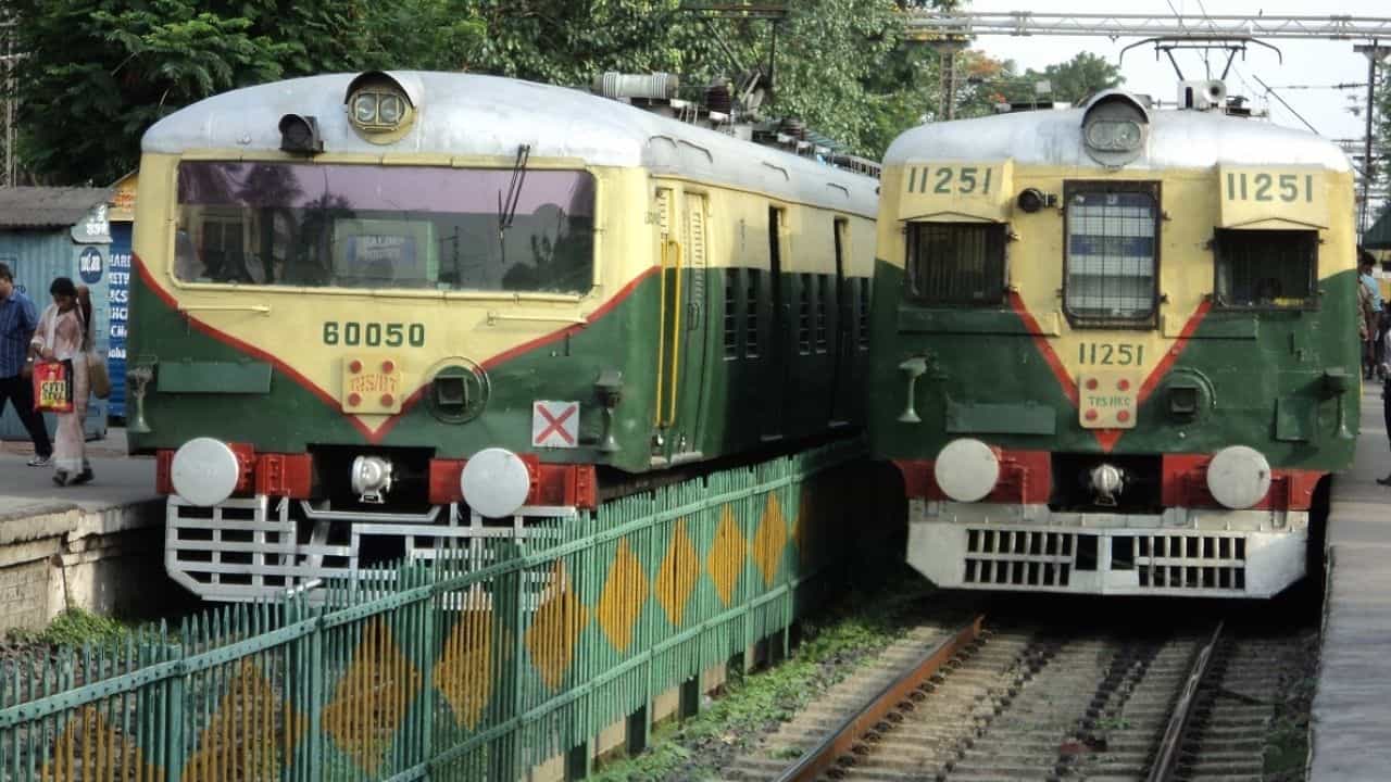 Local Train: টানা ২০ দিন চলবে না এক গুচ্ছ ট্রেন, শিয়ালদহ শাখায় ফের ভোগান্তির আশঙ্কা Local Train: টানা ২০ দিন চলবে না এক গুচ্ছ ট্রেন, শিয়ালদহ শাখায় ফের ভোগান্তির আশঙ্কা