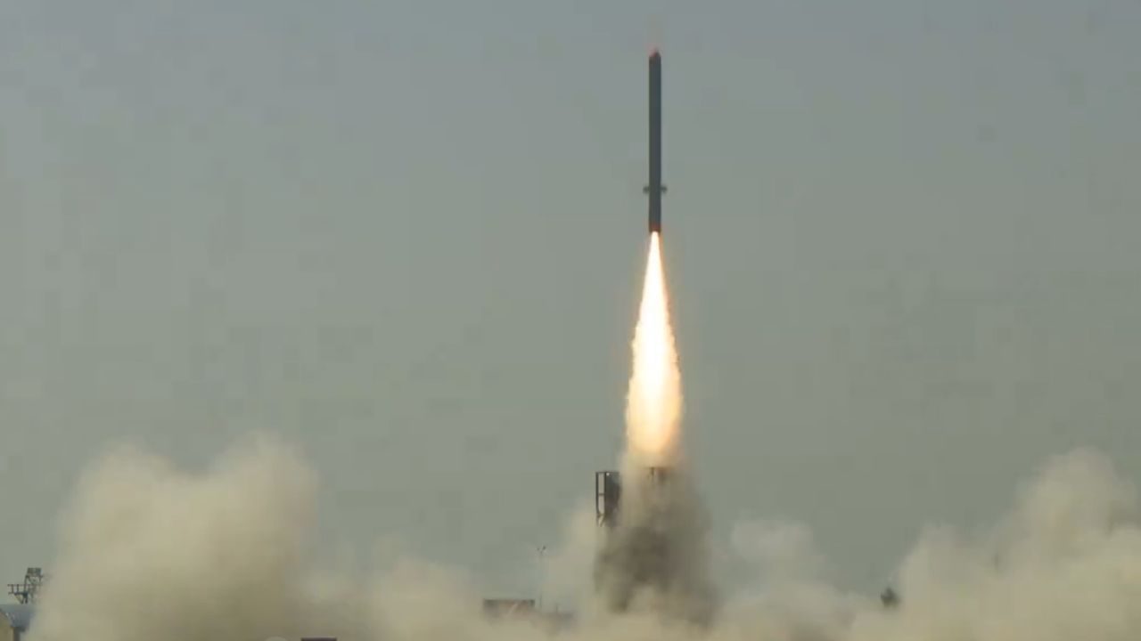 Nirbhay Missile: রেঞ্জের মধ্যে থাকছে চিন-পাকিস্তান, সমুদ্রের ওপর ১১১১ কিমি গতি তুলল ভারতের এই মিসাইল
