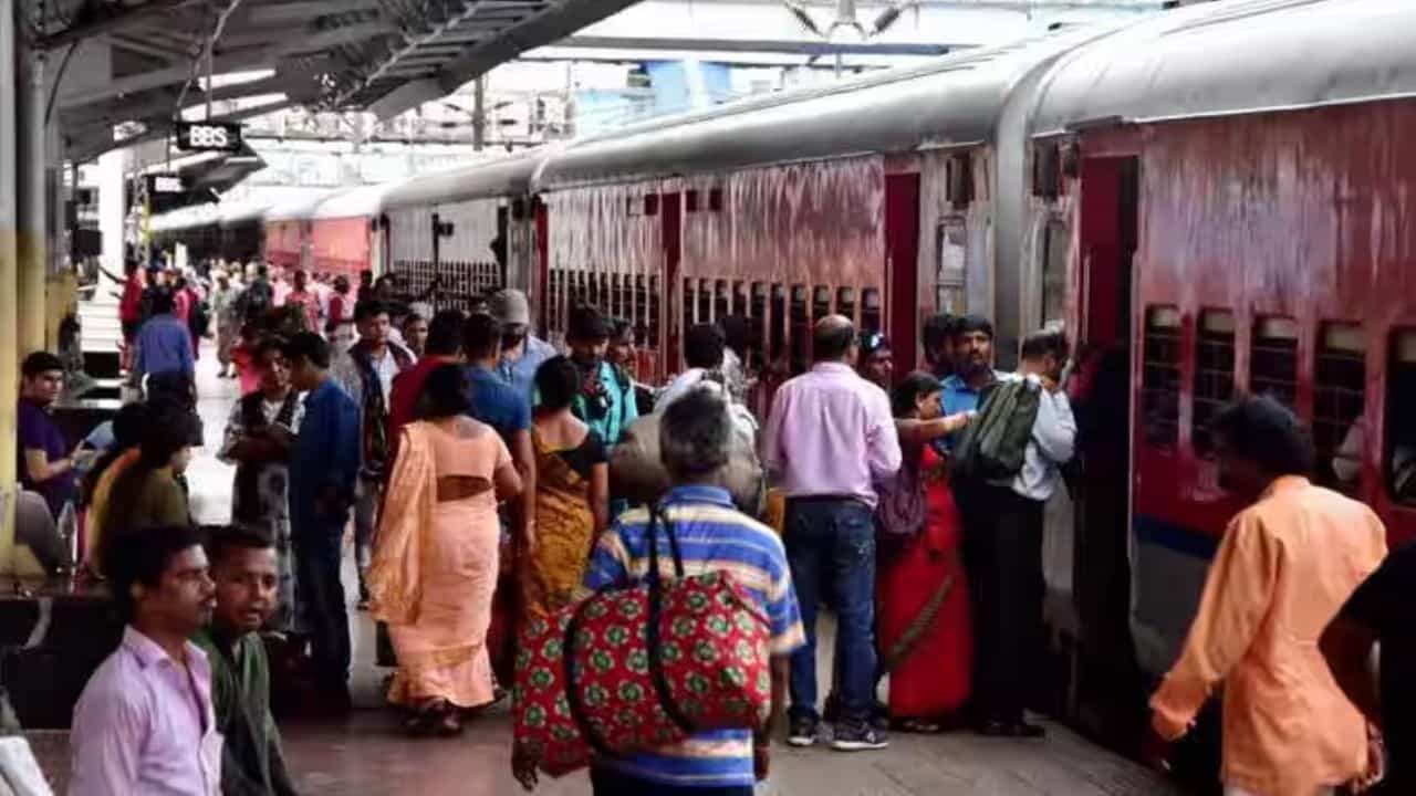 Railway ticket: রেলযাত্রীদের জন্য বড় উপহার, আজ থেকেই বদলে যাচ্ছে টিকিট কাটার নিয়ম Railway ticket: রেলযাত্রীদের জন্য বড় উপহার, আজ থেকেই বদলে যাচ্ছে টিকিট কাটার নিয়ম