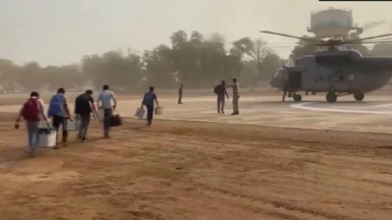Loksabha Vote: কপ্টারে, কড়া নিরাপত্তায় নকশাল অধ্যুষিত এলাকায় ভোট করাতে চললেন ভোট কর্মীরা