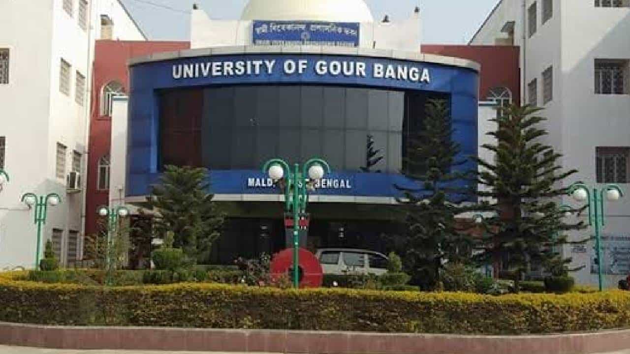 Gourbanga University: বুদ্ধদেব সাউয়ের পর গৌড়বঙ্গের উপাচার্যকেও সরিয়ে দিলেন রাজ্যপাল Gourbanga University: বুদ্ধদেব সাউয়ের পর গৌড়বঙ্গের উপাচার্যকেও সরিয়ে দিলেন রাজ্যপাল