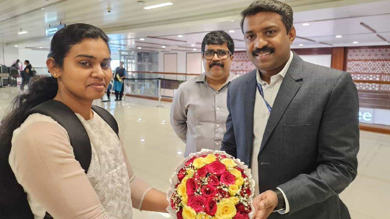 MSC Aries: ইরান আটকে রেখেছিল জাহাজ, অবশেষে দেশে ফিরলেন ভারতীয় তরুণী MSC Aries: ইরান আটকে রেখেছিল জাহাজ, অবশেষে দেশে ফিরলেন ভারতীয় তরুণী
