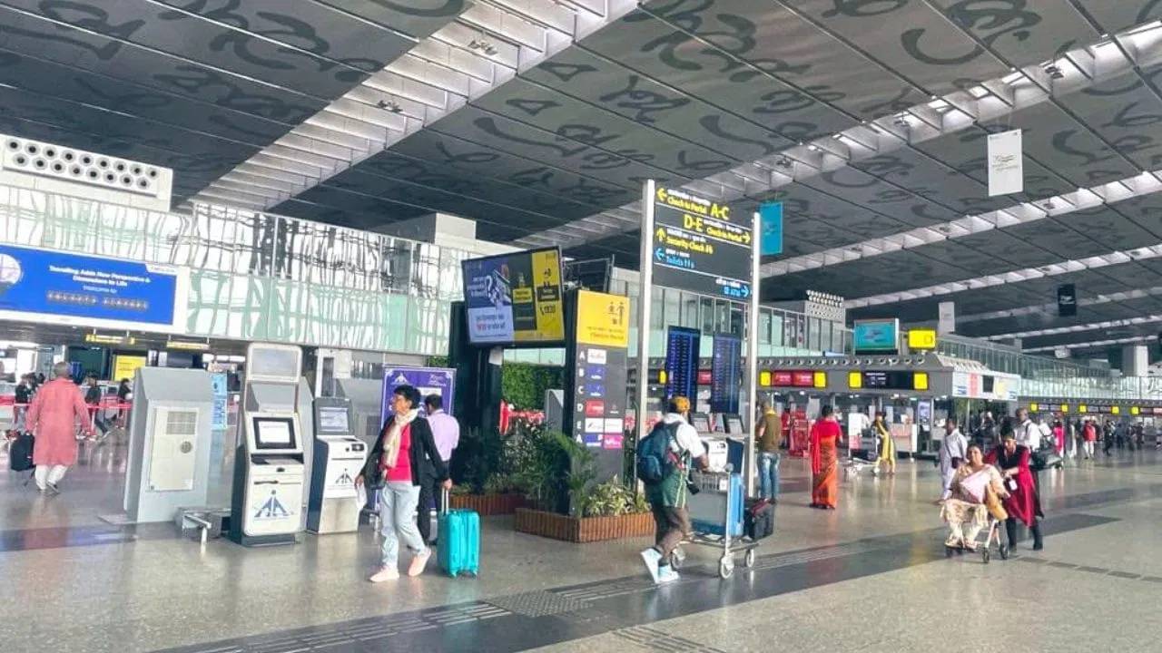 Kolkata Airport: কেবিন ক্রু-র হাতে সবেমাত্র বোর্ডিং পাসটা দিয়েই যে কাণ্ড ঘটালেন বছর তিরিশ যুবক, গোটা বিমানবন্দরে পড়ল ঢি ঢি রব