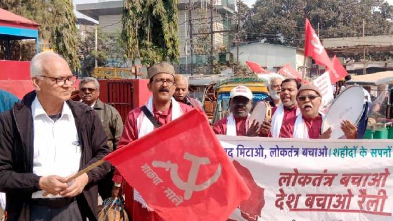 CPIML L: পাটলিপুত্রের ভোটে লিবারেশনই কি নির্ণায়ক? মহাগঠবন্ধনেই খেলা ঘোরাতে চায় লালুর আরজেডি CPIML L: পাটলিপুত্রের ভোটে লিবারেশনই কি নির্ণায়ক? মহাগঠবন্ধনেই খেলা ঘোরাতে চায় লালুর আরজেডি