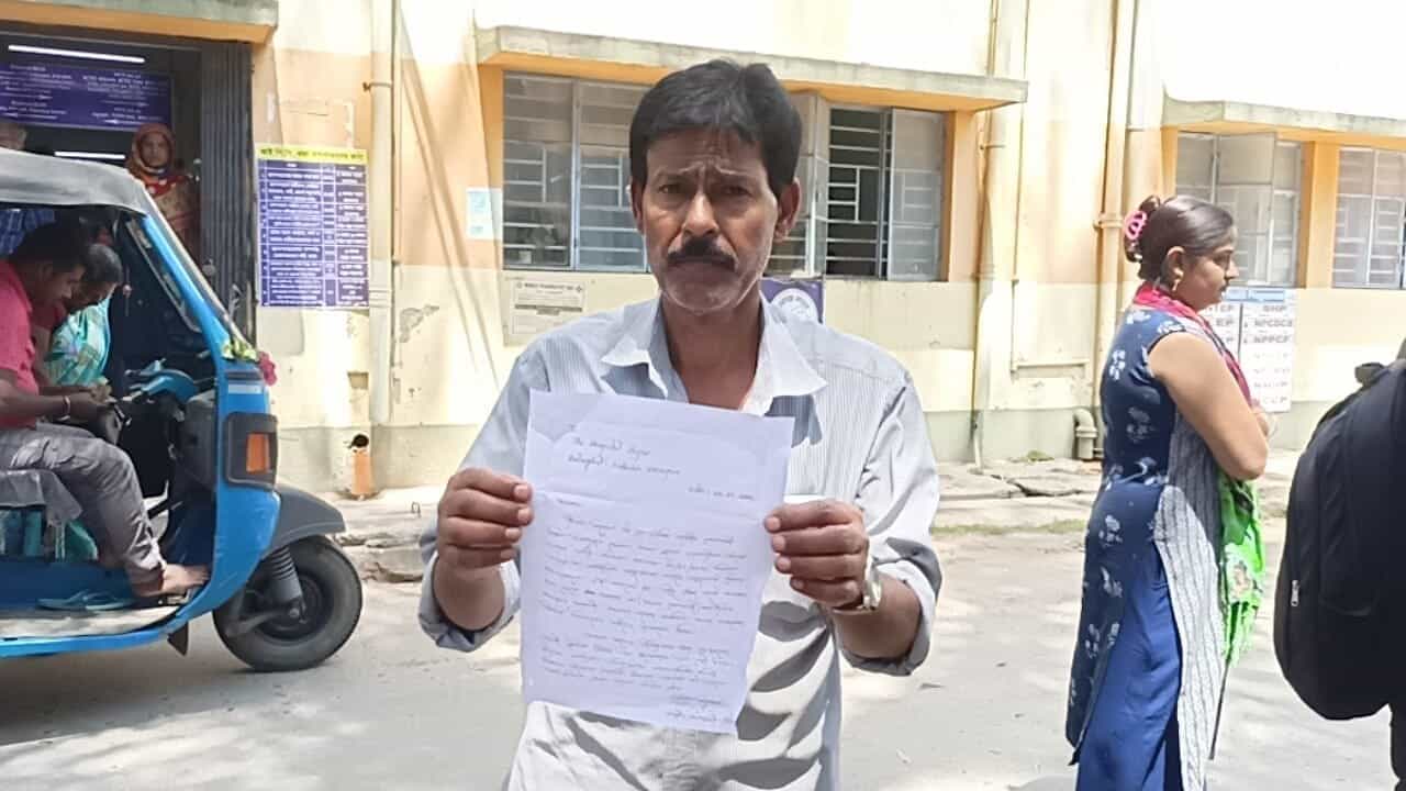 Balurghat: সুস্থ হতে থাকা রোগীর আচমকা মৃত্যু, হাসপাতালের বিরুদ্ধে গুরুতর অভিযোগ তুলে সরব পরিবারের সদস্যরা Balurghat: সুস্থ হতে থাকা রোগীর আচমকা মৃত্যু, হাসপাতালের বিরুদ্ধে গুরুতর অভিযোগ তুলে সরব পরিবারের সদস্যরা