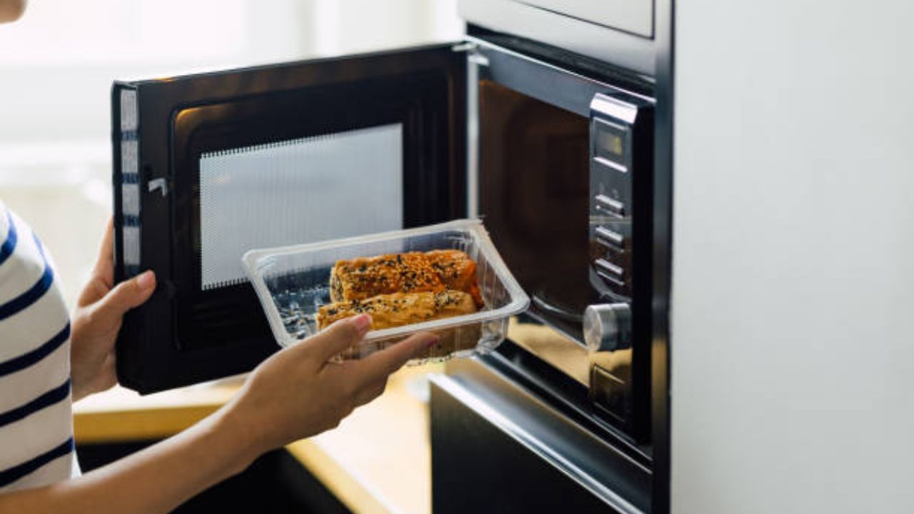 Microwave use: খাবার গরম করা ছাড়াও হেঁশেলে একগুচ্ছ কাজ ৩০ সেকেন্ডে সহজ করে দেয় মাইক্রোওয়েভ