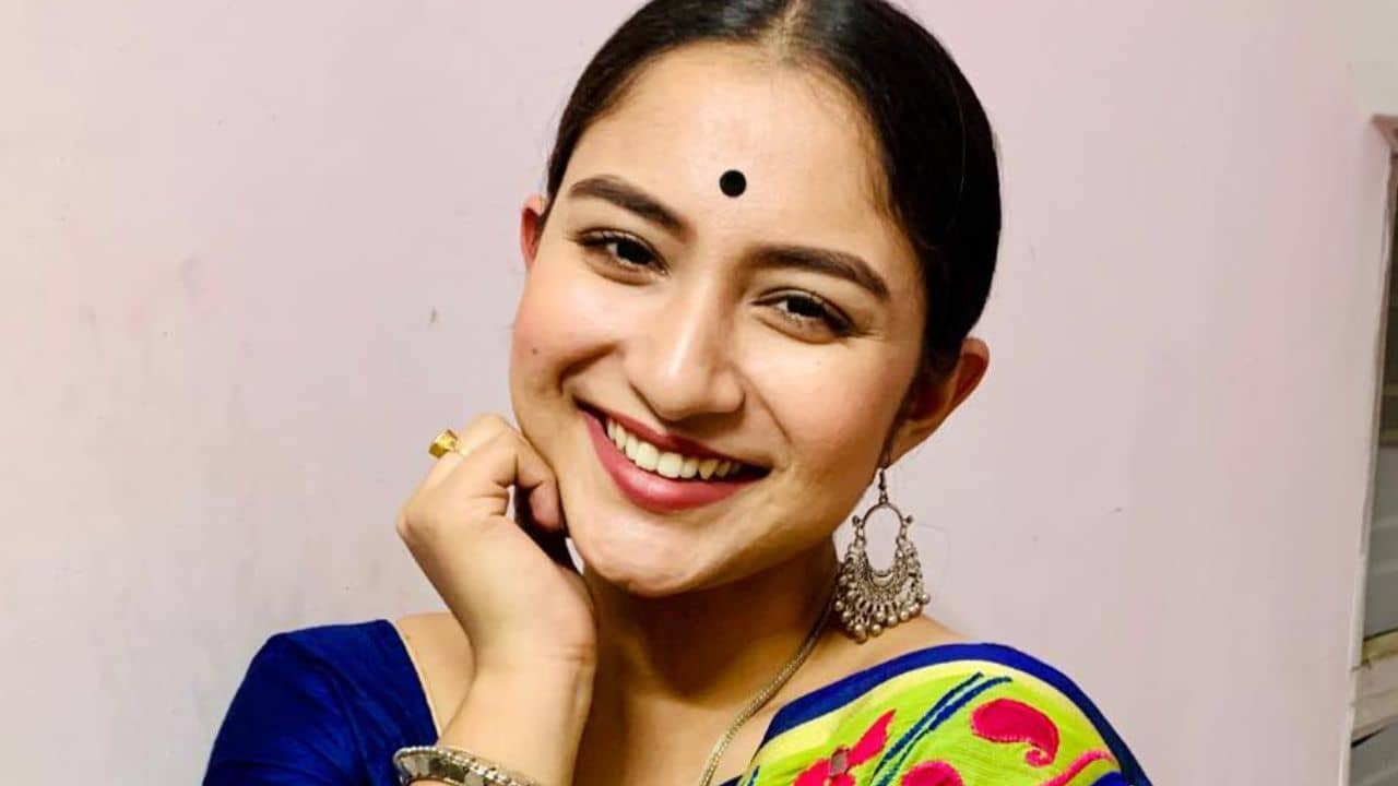 অভিনেত্রী এবং তাঁর মাকে দেখে পড়ার লোকের কটূক্তি, কোত্থেকে রাত কাটিয়ে এল...