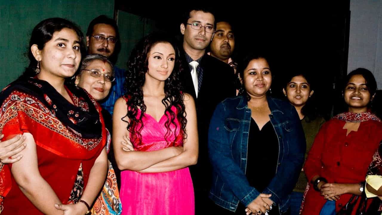 সেই সময় নম্বই দশকের ছেলেমেয়েরা স্কুলে পড়ে। টেলিভিশনের পর্দায় উদয় হল এক জুটির--অবাঙালি ঋষি কৌশিক এবং বাঙালি অপরাজিতা ঘোষ দাস। ‘একদিন-প্রতিদিন’ কিংবা ‘এখানে আকাশ নীল’-এর মতো সিরিয়ালের রোম্যান্টি নায়ক-নায়িকা জুটি তখন হিট। 