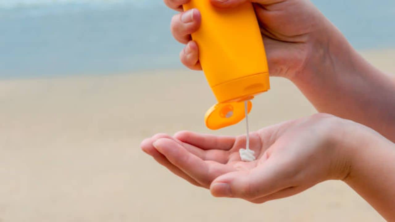 Homemade Sunscreen: রোদে বেরোতে গিয়ে দেখলেন সানস্ক্রিন শেষ? ভয় নেই, বাড়িতে বানিয়ে নিন