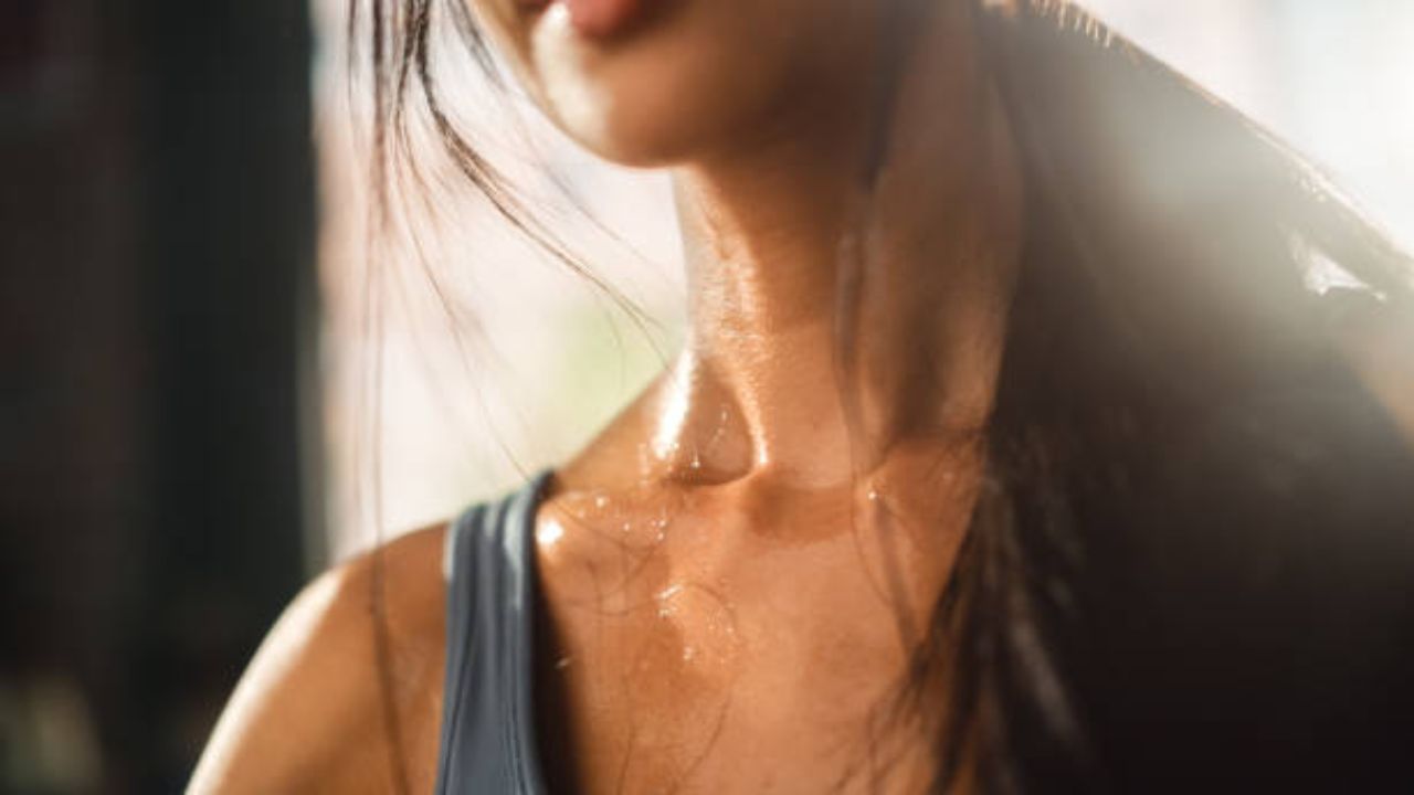 Sweat Control Tips: পাখার তলায় বসেই ঘেমে যাচ্ছে? এই টোটকা মানলে গরমে কম ঘাম হবে