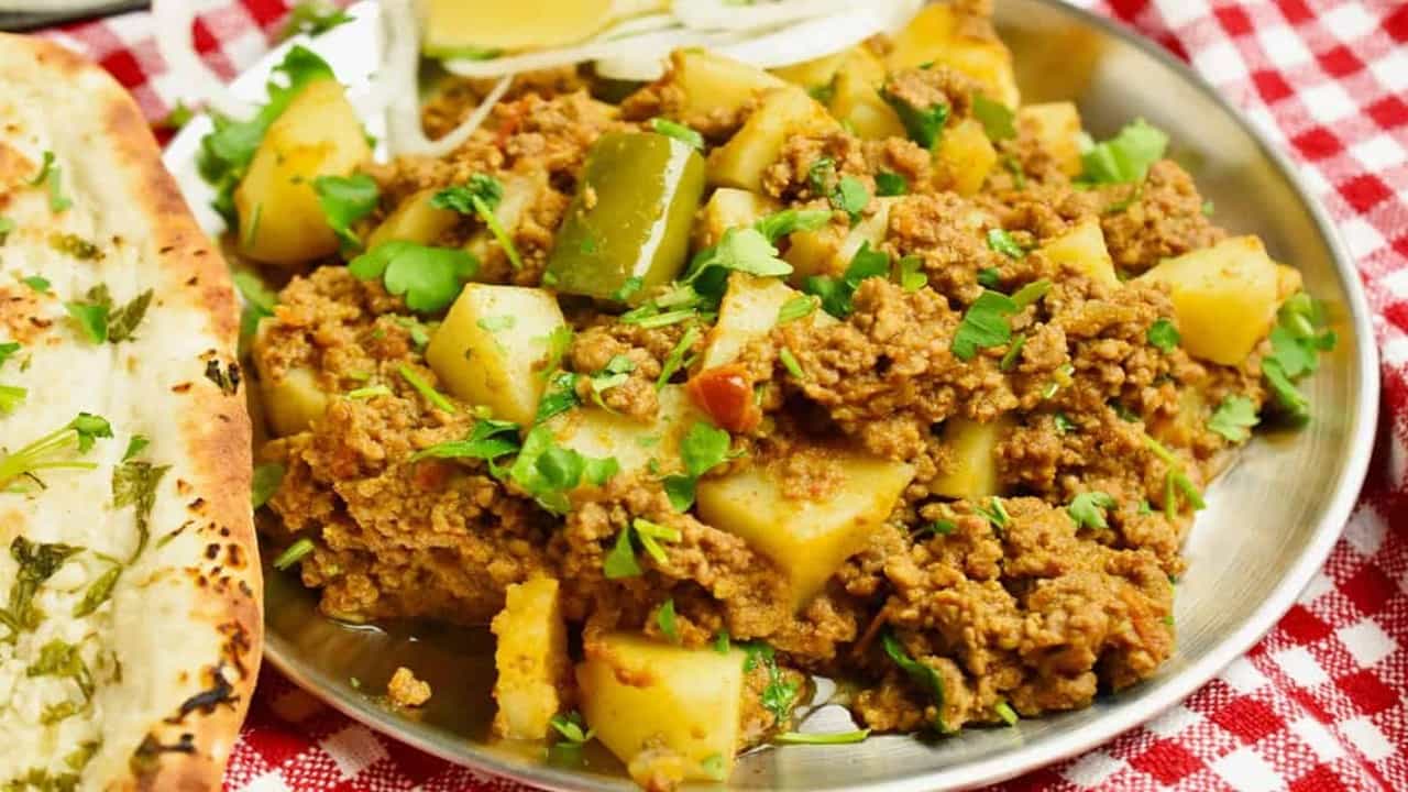 বাড়ির খুদে সবজি দেখলেই নাক সিঁটকায়? কোনও ভাবেই খাওয়াতে পারেন না? ভাতে মেখে দিলে ভালগুলোই আর খেতে চায় না। এমন সমস্যা অনেক বাড়িতেই।