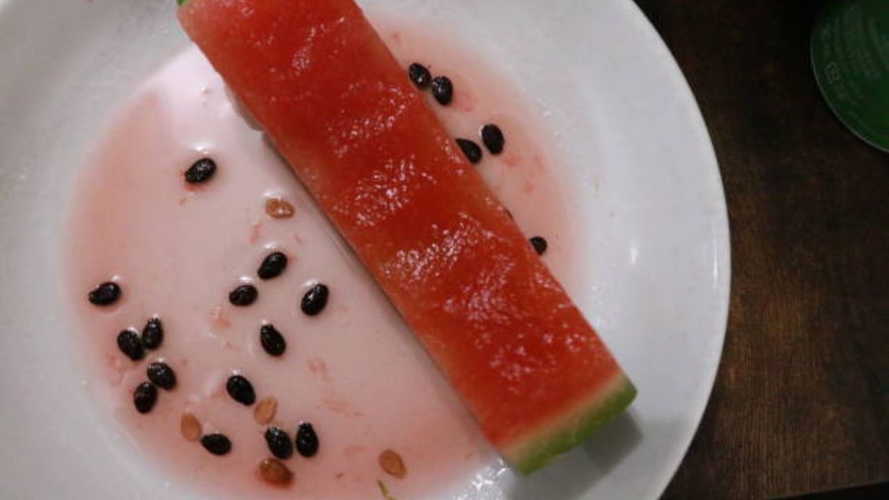 Watermelon Seeds: তরমুজ খেতে গিয়ে ভুল করে দানাও খেয়ে ফেলেছেন? কোনও ক্ষতি হবে না তো!