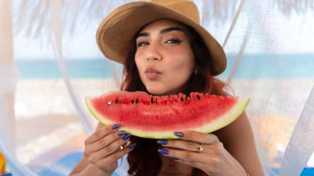 Watermelon Skin Care: গরমে ত্বকে জ্বালায় অস্থির? এক বেলা তরমুজের রস লাগান মুখে, মুহূর্তে ফিরবে সতেজতা Watermelon Skin Care: গরমে ত্বকে জ্বালায় অস্থির? এক বেলা তরমুজের রস লাগান মুখে, মুহূর্তে ফিরবে সতেজতা