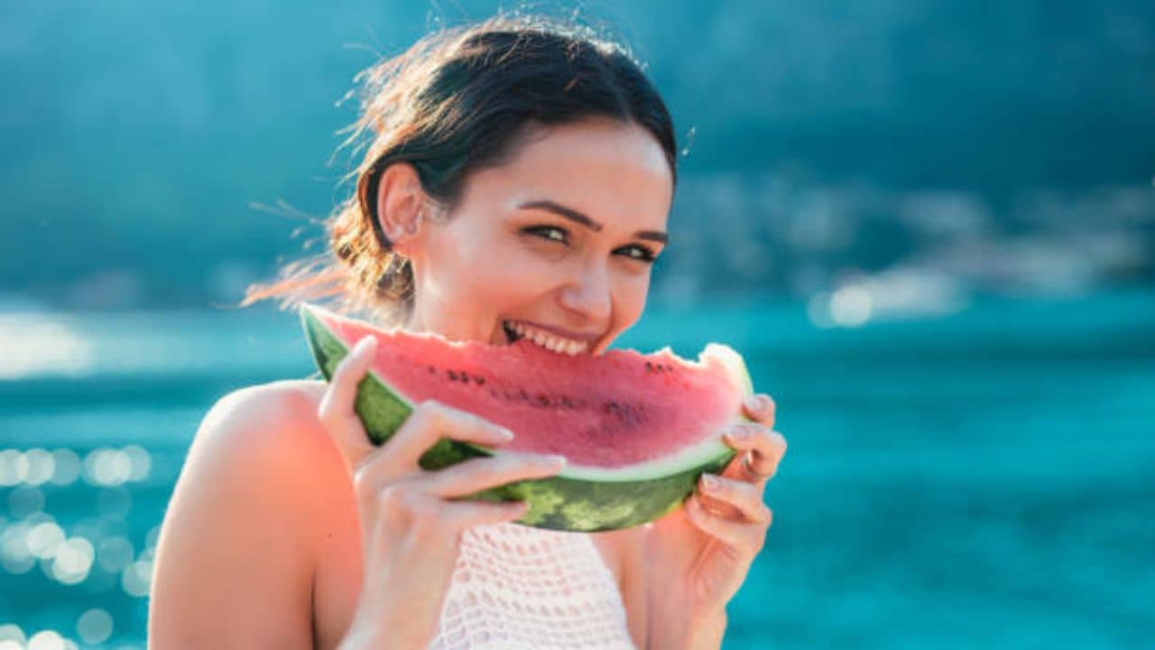 Weight Loss Fruit: গরমে ওজন কমাতে চান? রোজ এক বাটি করে তরমুজ খান