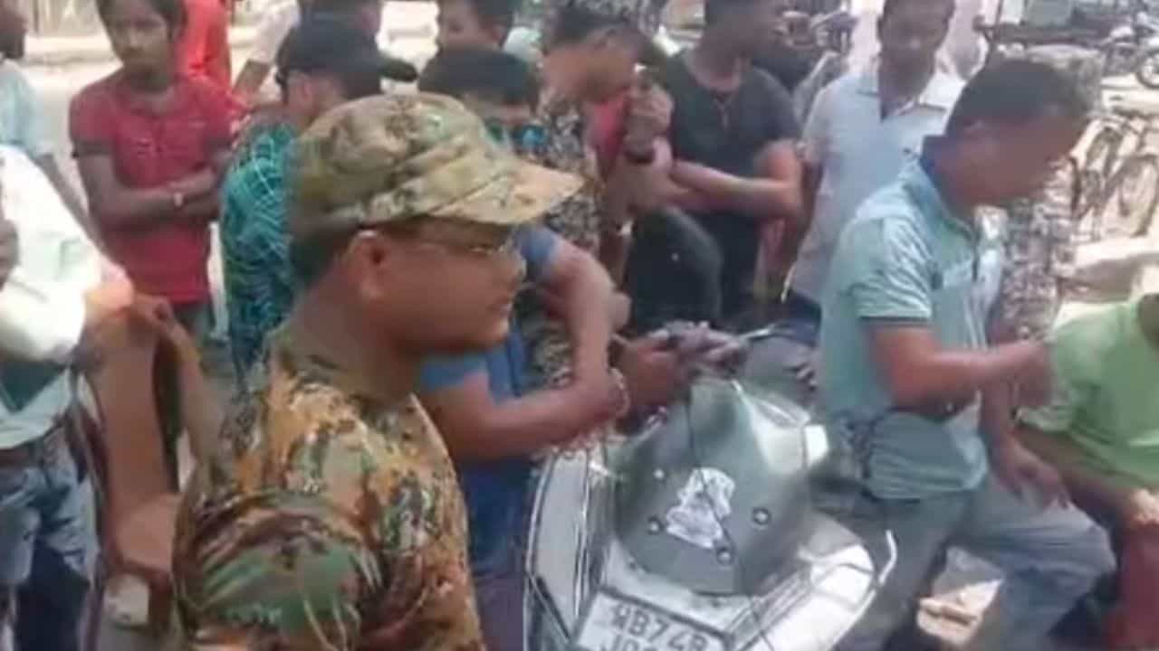 Alipurduar: গোপালের স্কুটিতেই ছিল যাবতীয় 'ধন', খোঁজ পেতেই চোখ ছানাবড়া পুলিশের Alipurduar: গোপালের স্কুটিতেই ছিল যাবতীয় 'ধন', খোঁজ পেতেই চোখ ছানাবড়া পুলিশের