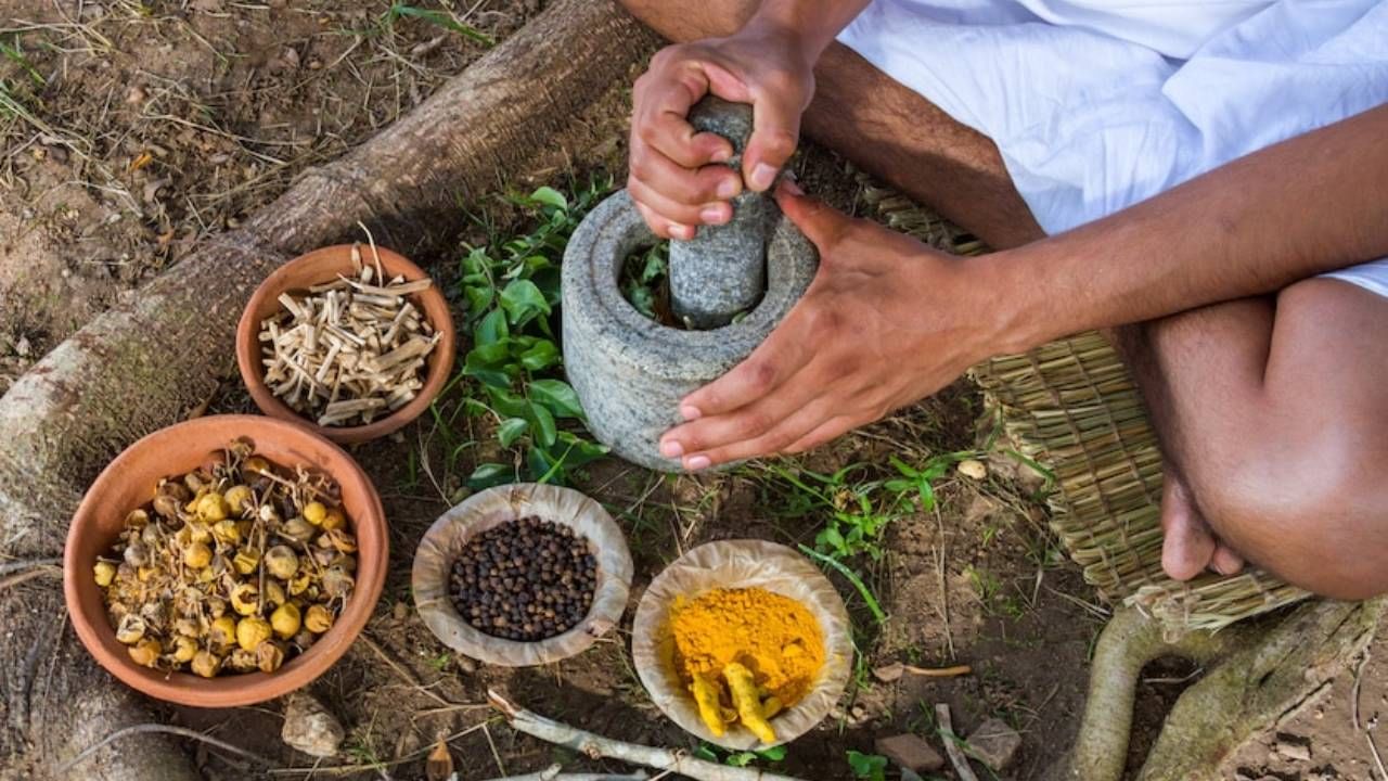 ভারতীয় সমাজে প্রাচীন কাল থেকেই চলে আসছে আয়ুর্বেদের ব্যবহার। প্রাচীন ভারতের এই চিকিৎসা ব্যবস্থায় বেশ কিছু খাবারকে অমৃত হিসাবে বিবেচনা করা হয়। 