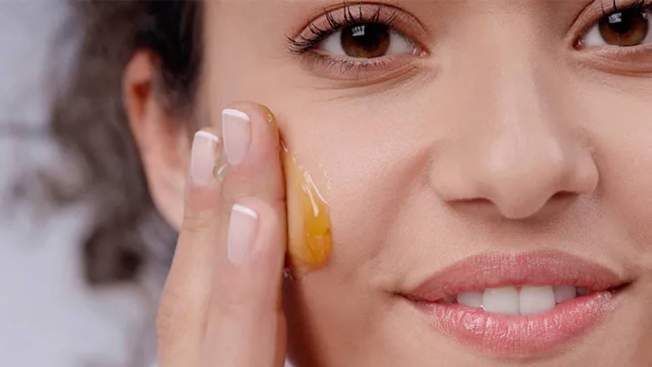 নানারকম ব্যাকটেরিয়া নষ্ট করতে পারে মধু। এক চা চামচ খাঁটি মধুতে অল্প তুলো ডুবিয়ে ব্রণর উপরে লাগিয়ে রেখে দিন। আধ ঘণ্টা পরে ধুয়ে ফেলুন।