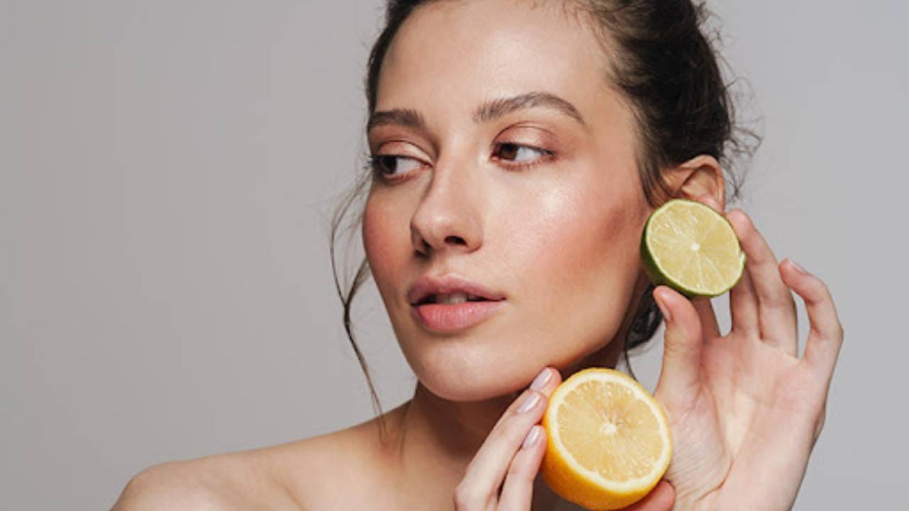 দুটো পাতিলেবু চিপে রস বের করে নিন। এই রসে দু'চামচ জল মেশান। মিশ্রণে তুলো ভিজিয়ে ব্রণর উপরে লাগিয়ে দিন। খুব দ্রুত ব্রণ শুকিয়ে যাবে। তবে সেনসিটিভ ত্বক হলে লেবুর রস এড়িয়ে চলাই ভালো।