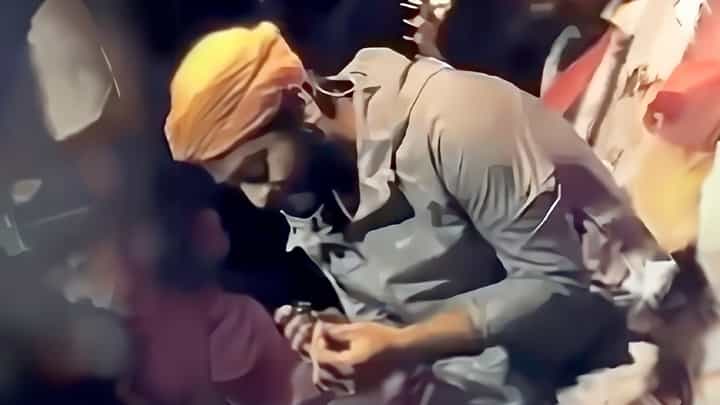 Arijit Singh: মঞ্চে গান গাইতে-গাইতে নখ কাটলেন অরিজিৎ, জুটল অপেশাদার তকমা Arijit Singh: মঞ্চে গান গাইতে-গাইতে নখ কাটলেন অরিজিৎ, জুটল অপেশাদার তকমা