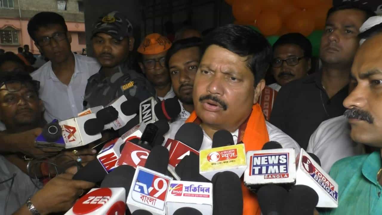 Arjun Singh: ‘জাল গোটালে দেখবেন কোনও মাছ আর ওদিকে নেই’, ৩০০ TMC কর্মীকে দলে এনে ফের আক্রমণে অর্জুন Arjun Singh: ‘জাল গোটালে দেখবেন কোনও মাছ আর ওদিকে নেই’, ৩০০ TMC কর্মীকে দলে এনে ফের আক্রমণে অর্জুন