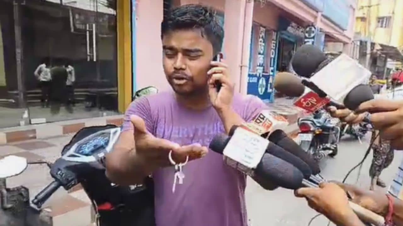 Asansol: আরে আমি অটোর ড্রাইভার, এই দেখুন চাবি..., বুথের ভিতর থেকেই ছুটে বেরিয়ে গেল লোকটা, ধাওয়া করল সাংবাদিকরাও