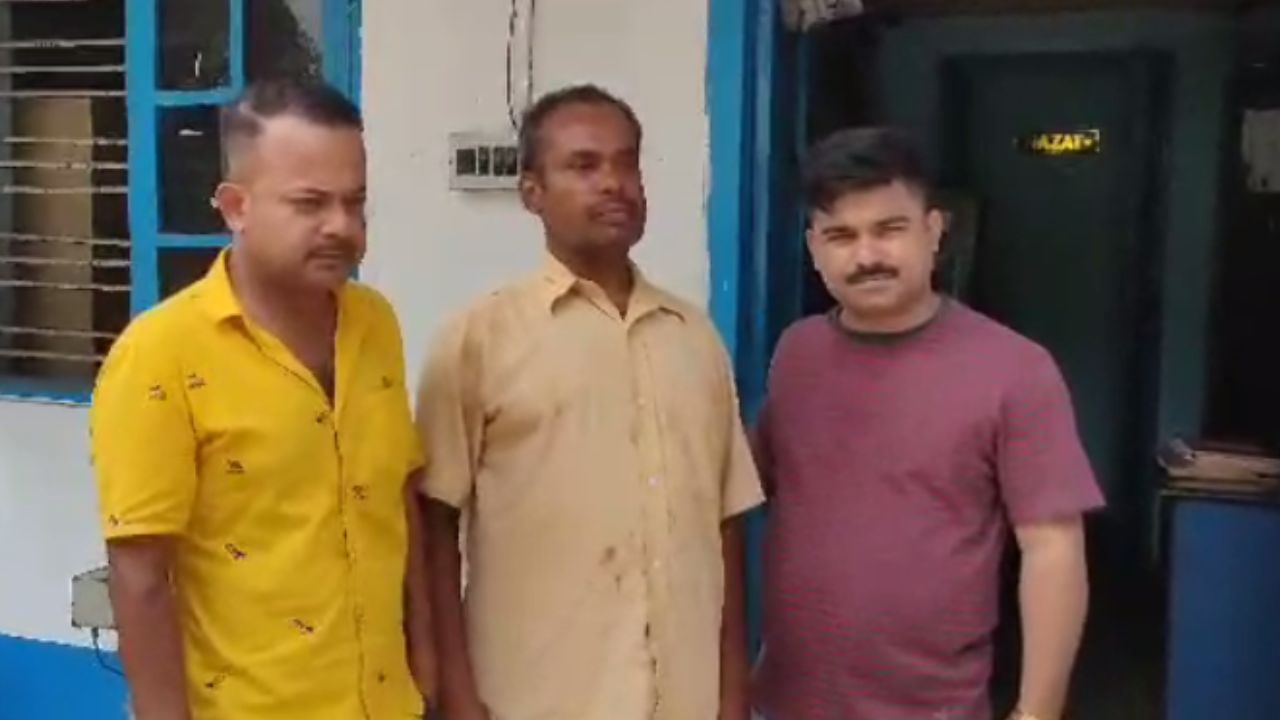 Asansol Chaos: পিছন থেকে হঠাৎ বছর ৫০-এর অচেনা পুরুষ জাপটে ধরলেন বাড়ির বৌ-কে, তারপরই গলায়, নাকে, পিঠে, ঘাড়ে.. Asansol Chaos: পিছন থেকে হঠাৎ বছর ৫০-এর অচেনা পুরুষ জাপটে ধরলেন বাড়ির বৌ-কে, তারপরই গলায়, নাকে, পিঠে, ঘাড়ে..