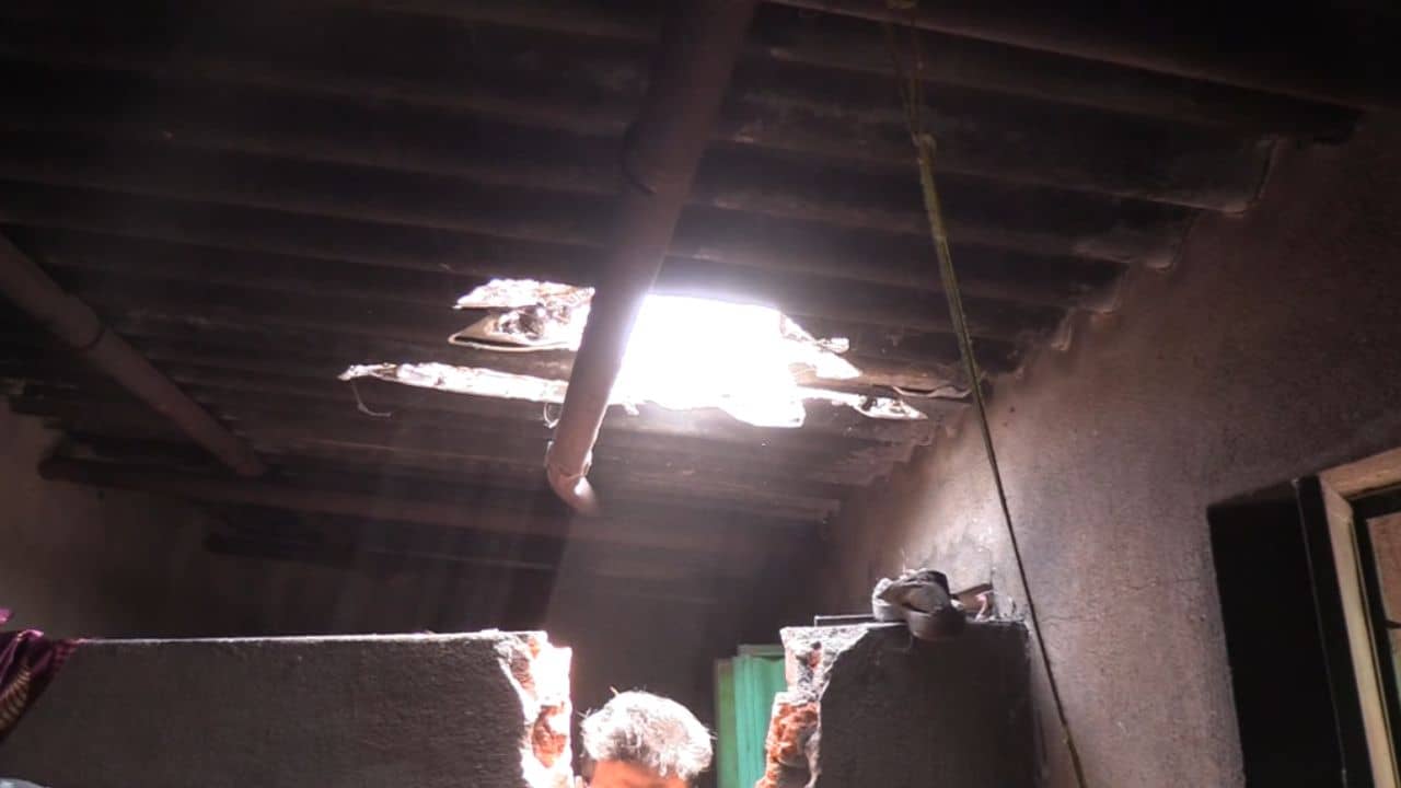 Asansol: ভিতরে মনে হয় কেউ রয়েছে... আকাশ থেকে ভেঙে পড়ল ভারী গোলাকার যন্ত্র, ধসে গেল দোতলা বাড়ি! হৃত্বিকের সিনেমার গল্প এবার বাস্তবে আসানসোলে