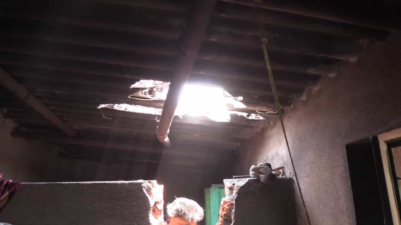 Asansol: 'ভিতরে মনে হয় কেউ রয়েছে...' আকাশ থেকে ভেঙে পড়ল ভারী গোলাকার যন্ত্র, ধসে গেল দোতলা বাড়ি! হৃত্বিকের সিনেমার গল্প এবার বাস্তবে আসানসোলে Asansol: 'ভিতরে মনে হয় কেউ রয়েছে...' আকাশ থেকে ভেঙে পড়ল ভারী গোলাকার যন্ত্র, ধসে গেল দোতলা বাড়ি! হৃত্বিকের সিনেমার গল্প এবার বাস্তবে আসানসোলে