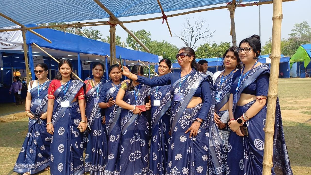 Asansol: নীল বাটিক প্রিন্টের শাড়িতে মহিলা ভোট কর্মীরা, পুরুষরাও নীল-সাদায়, হঠাৎ নতুন ড্রেস কোড কেন ভোটকর্মীদের?