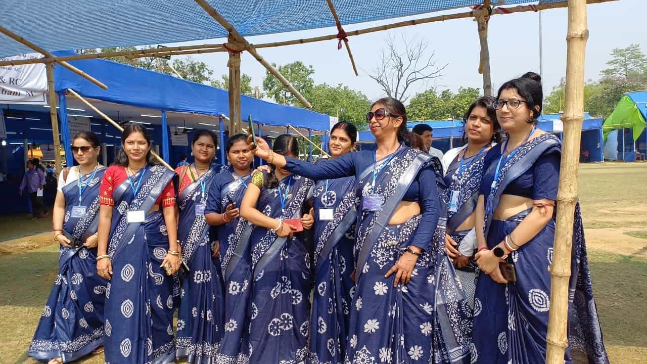 Asansol: নীল বাটিক প্রিন্টের শাড়িতে মহিলা ভোট কর্মীরা, পুরুষরাও নীল-সাদায়, হঠাৎ নতুন ড্রেস কোড কেন ভোটকর্মীদের? Asansol: নীল বাটিক প্রিন্টের শাড়িতে মহিলা ভোট কর্মীরা, পুরুষরাও নীল-সাদায়, হঠাৎ নতুন ড্রেস কোড কেন ভোটকর্মীদের?