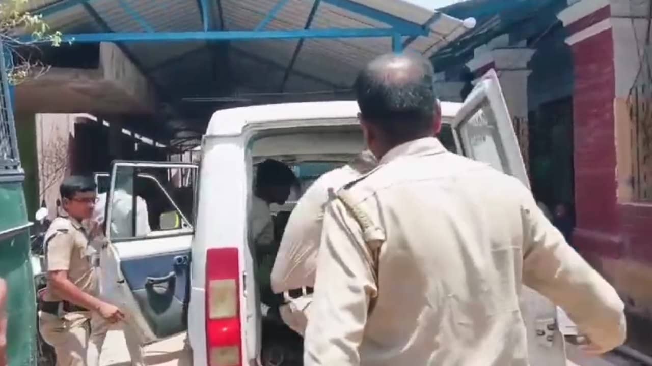 Hooghly: ‘আমার স্ত্রীর ব্লাউজ ছিঁড়ে দিয়েছে, বুকে লাথি মেরেছে’, BJP-র বিরুদ্ধে বিস্ফোরক অভিযোগ তৃণমূল কর্মীর