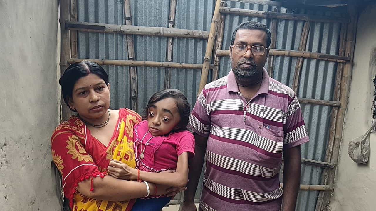 Balurghat: শরীরের তুলনায় মাথা বড় চতুর্গুণ, উচ্চ মাধ্যমিকে ৯২ শতাংশ পেয়ে পায়েলের রুগ্ন হাত স্পর্শ করল আকাশ Balurghat: শরীরের তুলনায় মাথা বড় চতুর্গুণ, উচ্চ মাধ্যমিকে ৯২ শতাংশ পেয়ে পায়েলের রুগ্ন হাত স্পর্শ করল আকাশ