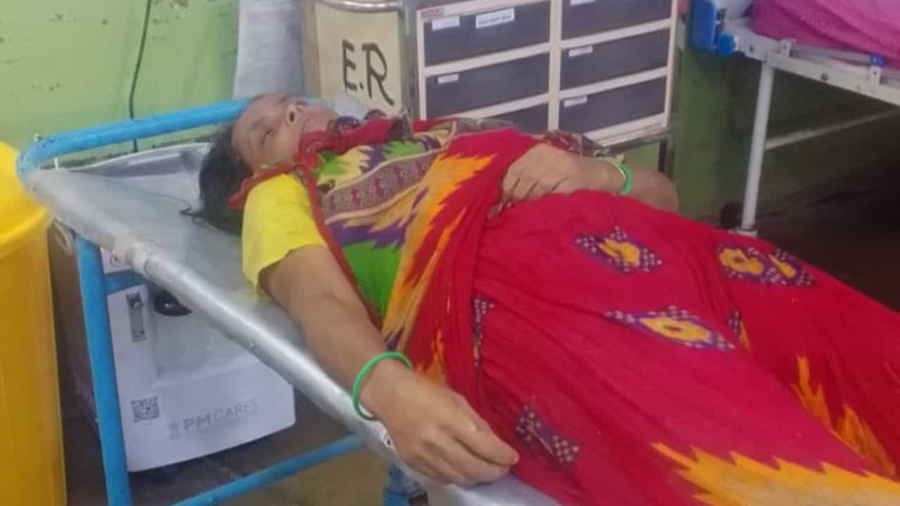 Woman's Death: রাস্তায় ছিঁড়ে পড়া তারে পা পড়তেই শেষ, তীব্র আর্তনাদ করে মৃত্যু মহিলার Woman's Death: রাস্তায় ছিঁড়ে পড়া তারে পা পড়তেই শেষ, তীব্র আর্তনাদ করে মৃত্যু মহিলার