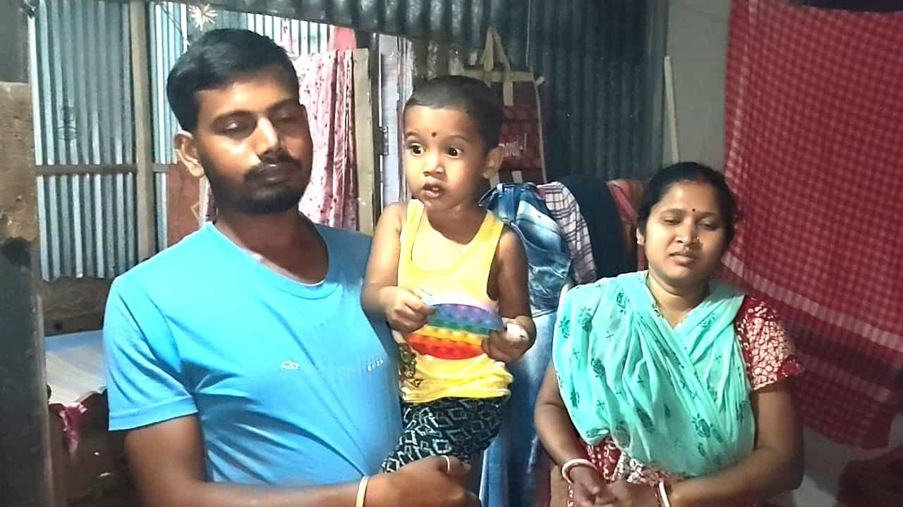 Balurghat: দিনে ২০০ টাকা আয় করতে ছোটে কালঘাম, ১৬ বছরের পুরনো নেশাতেই আমূল বদলে গেল বালুরঘাটের সবজি বিক্রেতার জীবন Balurghat: দিনে ২০০ টাকা আয় করতে ছোটে কালঘাম, ১৬ বছরের পুরনো নেশাতেই আমূল বদলে গেল বালুরঘাটের সবজি বিক্রেতার জীবন